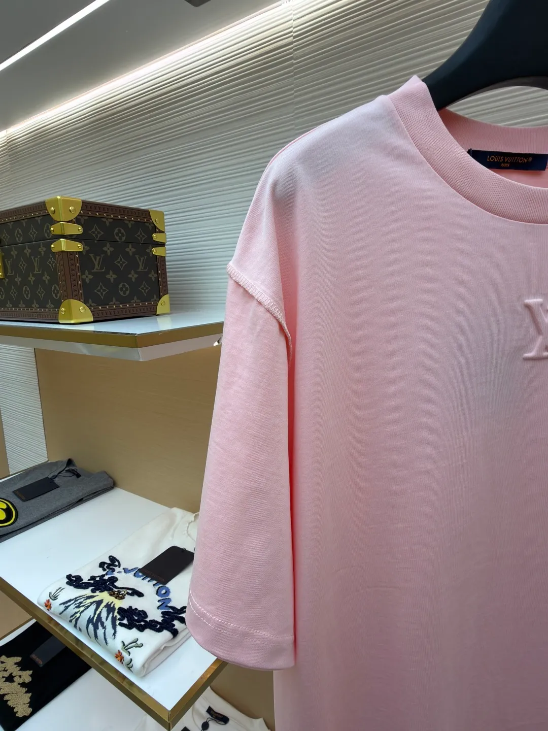 LOUISVUITTON embossed small label T-shirt ●Authentic product: purchased and developed by 6311 ●Item number: 1682337-A00 ●Fabric: pure cotton fabric ●Technology: embossed production ●Version: fitted version ●Weight: about 315 grams ●Size: XS-S-M-L ●Description: Fabric is 40S/2 Double-strand smooth cotton plain weave, dust-free wool processing; matching 40s single-strand combed cotton, 280g cylindrical machine rib. The front panel is stamped and filled. After low-temperature stamping with a steel stamp, the inside is filled with foam cotton. The bottom surface is directly sealed with low-temperature hot melt glue at 80 degrees Celsius. The integrated machine operation makes the relief pattern three-dimensional and full and stylish. High-quality products require natural and beautiful products. The overall wiring is straight and delicate, the fabric is comfortable and soft, and the color is consistent without color difference. It can be matched with the same style to create a fashionable look and control various occasions. Customized accessories, complete with three standards, same style for men and women!